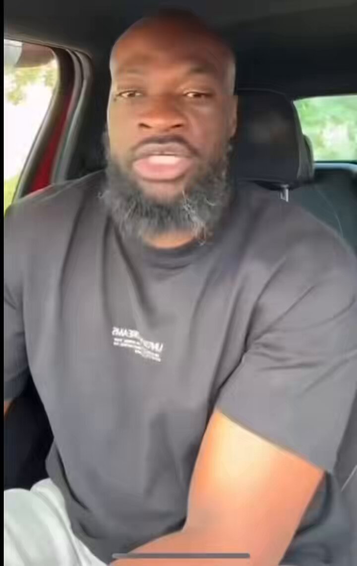 Ma mère elle a vu un motard elle a dit « qu’Allah t’éloigne d’un homme comme ça » eh pris pas pour moi
