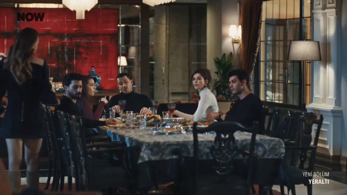 Ferhat'ı birisi ile basan Sultan yemek masasında Haydar'ı öptü.. #YerAltı