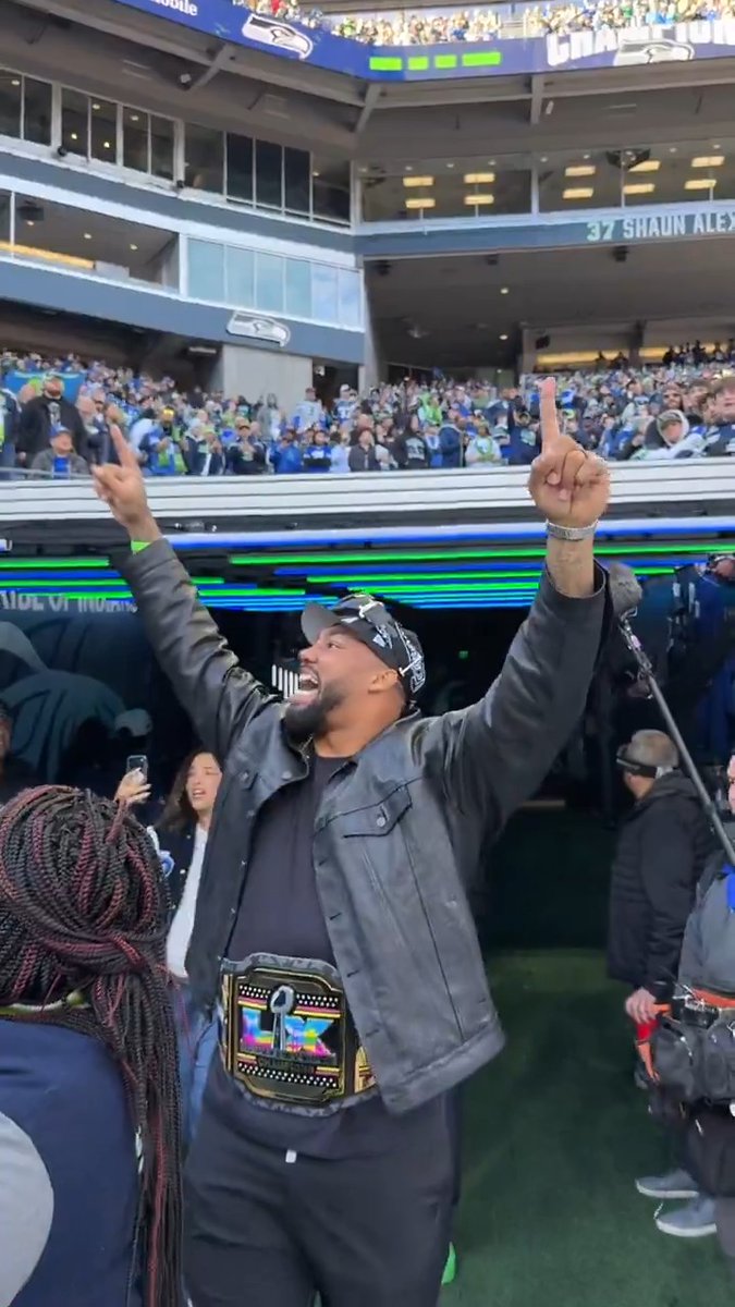 Leonard Williams brought out the Seahawks Super Bowl title belt 😭 Leonard Williams