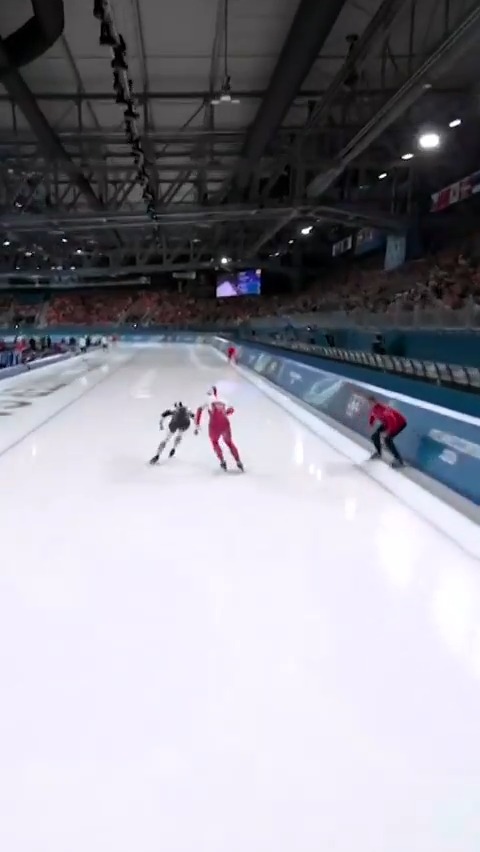 CO. TAM. SIĘ. W OGÓLE. STAŁO⁉️ Piotr Michalski, 25. w środowym biegu na 1000 metrów, zatracił szansę na dobry wynik, gdy drogę zajechał mu rywal. Gabriel Odor dostał dyskwalifikację, ale Polakowi to olimpijskiego startu nie odda 😔 #HomeOfTheOlympics #MilanoCortina2026 #TeamPL