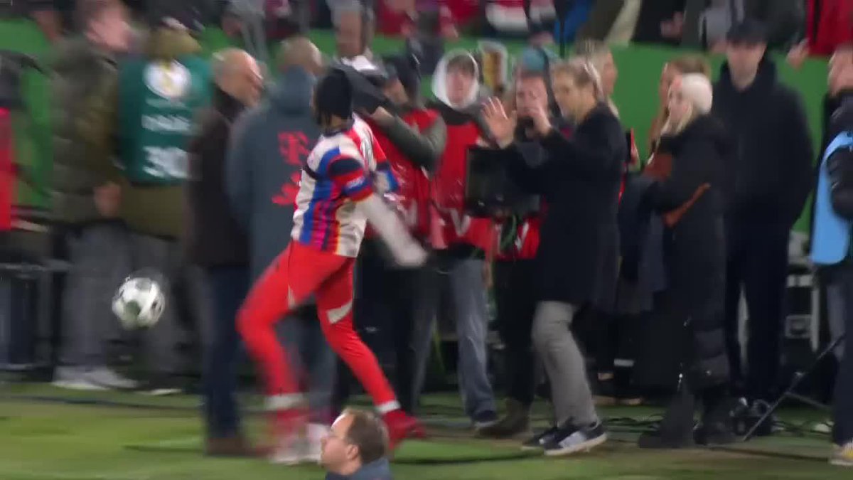 🇫🇷😅 JAJA, Olise casi se la manda pero la salvó con un control impresionante. Es genial como va a contárselo a sus compañeros. 🤣
