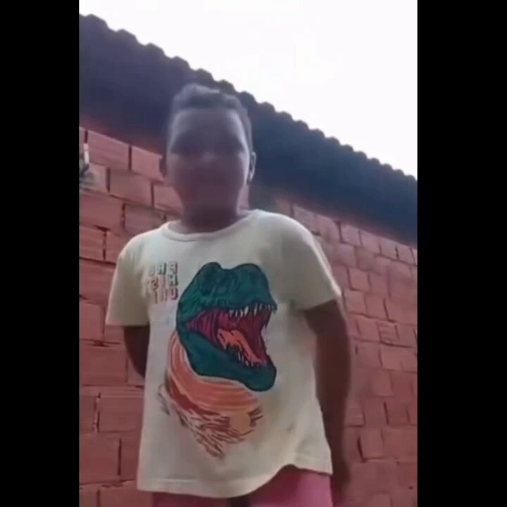 Menino comprou material escolar vendendo doce de leite 'cremosinho'. Todos têm as mesmas oportunidades, né?