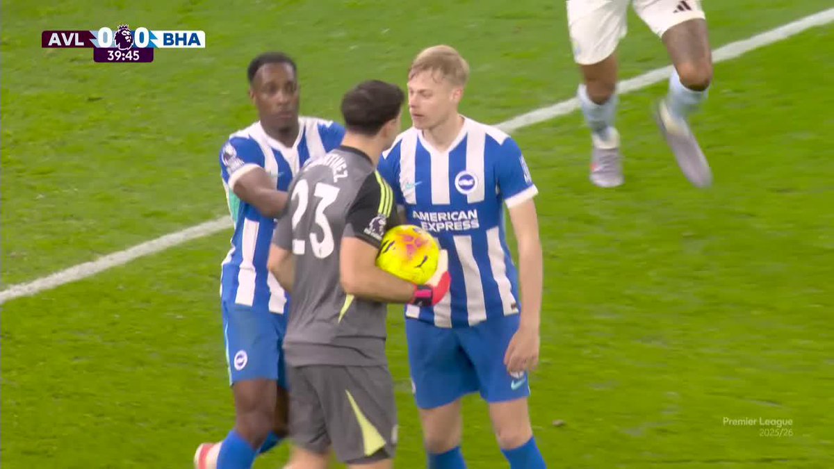 ¡SE PICÓ EN EL VILLA PARK! Van Hecke quiso molestar al Dibu Martínez para que no saque rápido y al arquero no le gustó nada... 📺 Mirá la #PremierLeague por #DisneyPlus Plan Premium