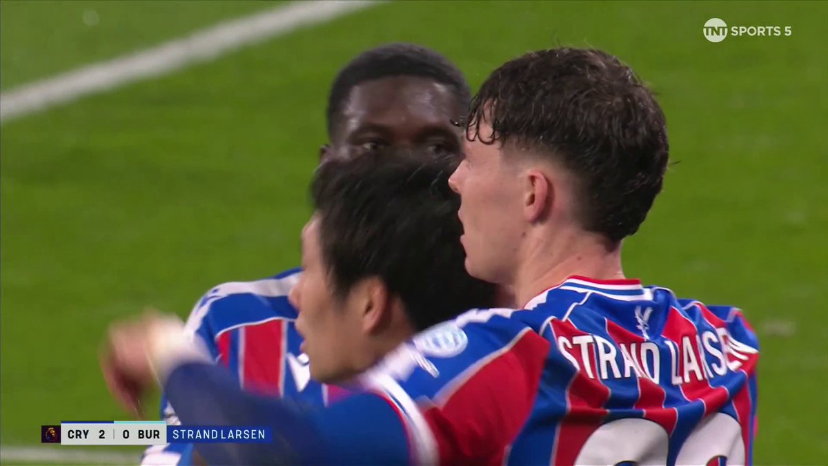 Just 13 minutes after scoring his first Crystal Palace goal, Jørgen Strand Larsen gets another 😮‍💨 TNT Sports &amp; discovery+ UK