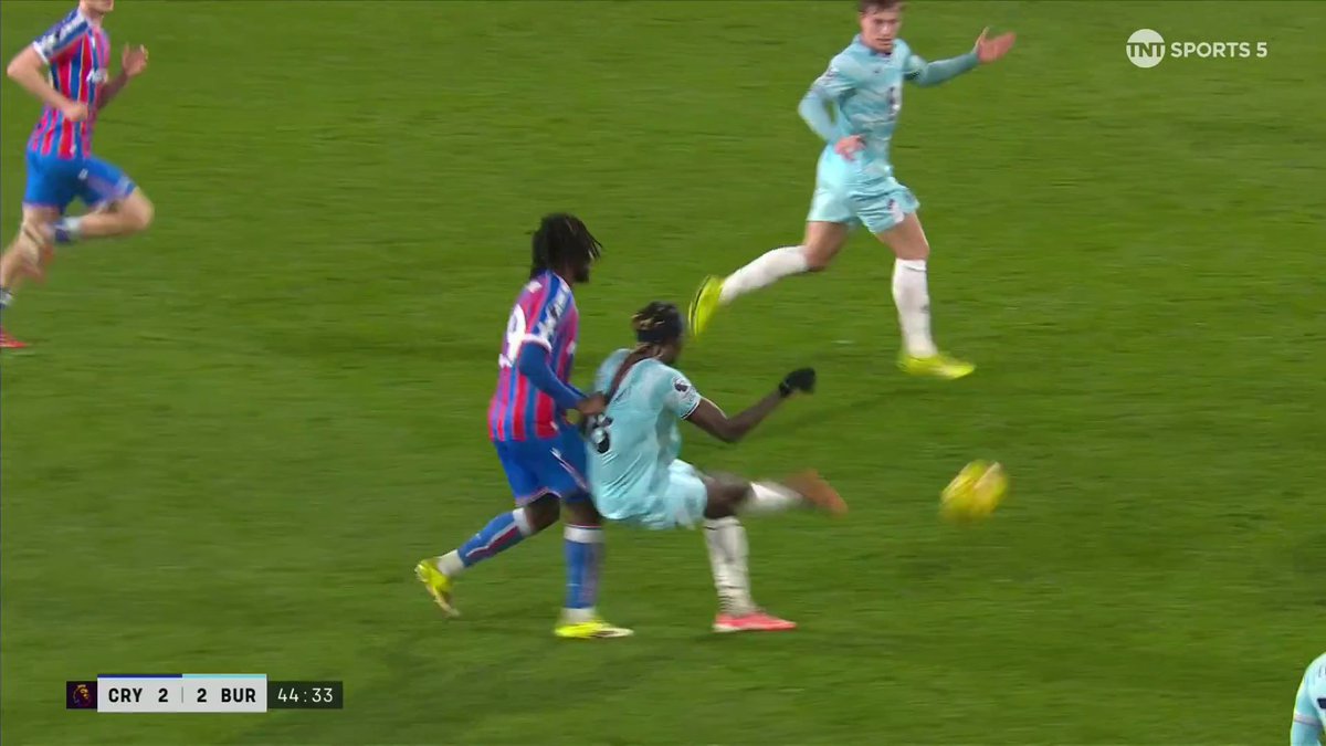 Burnley score two goals in four minutes to make it 2-2 from 2-0 down 😳 📺 TNT Sports &amp; discovery+ UK