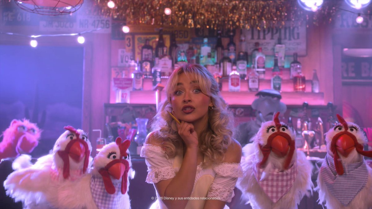 Sabrina Carpenter cantando "Manchild" con los Muppets. Simplemente eso. Disfruta #LosMuppets: Un show especial, solo en #DisneyPlus.