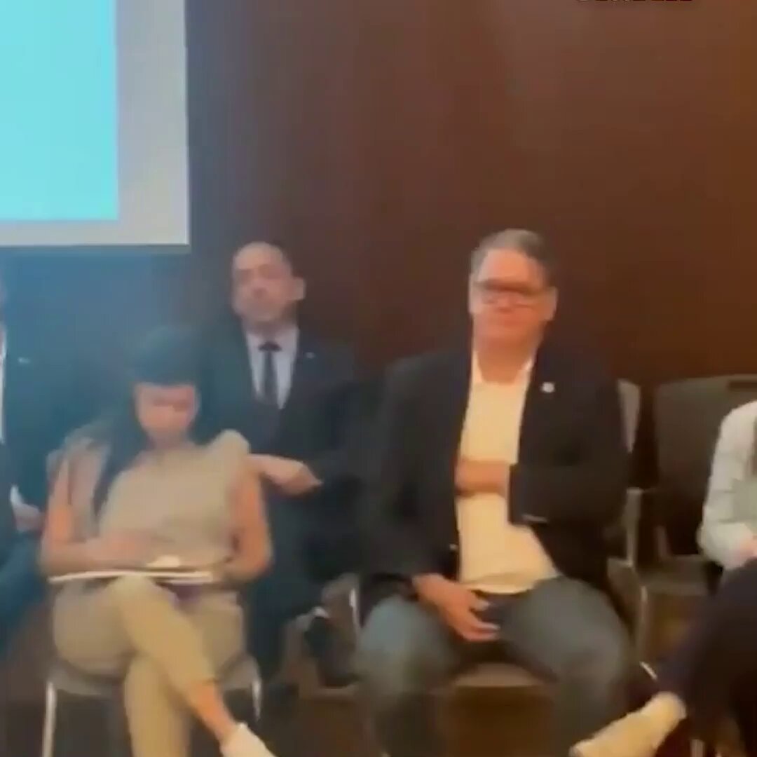 “SU ÚNICO DELITO ES SER GENDARME”: LA SUEGRA DE NAHUEL GALLO SE PLANTÓ ANTE DIPUTADOS CHAVISTAS Yalitza del Valle García irrumpió en la Asamblea Nacional de Venezuela y pidió la liberación de su yerno. Testimonio “El ciudadano Nahuel Agustín venía con fines turísticos. Su único delito, ser un gendarme. Pero no venía como un gendarme, venía como un ciudadano argentino, a visitar a su familia, a su hijo y a su mujer, que es mi hija María Alexandra Gomez, en la ciudad de Puerto La Cruz”. “Teníamos todo planificado, un 8 de diciembre hasta el 30 de diciembre, que iba a ser mi mortificación porque se me iban a ir y me iba a quedar nuevamente sola, porque yo vivo sola, mis tres hijos se me fueron. Viven en la Argentina. ¿Por qué? Ya saben, por todo”. “Nahuel fue detenido y desaparecido. Hoy tiene 429 días en desaparición. Ciudadanos, ciudadanos, diputados. Él no se ha podido comunicar con su familia, él no ha tenido una llamada telefónica, él no tiene visitas. Y como yo soy su suegra, yo no soy su familiar directa. No tengo derecho, no me dan información, pero soy abogada y he querido ejercer el derecho de la defensa privada que se le ha prohibido”. (+) en Clarín: