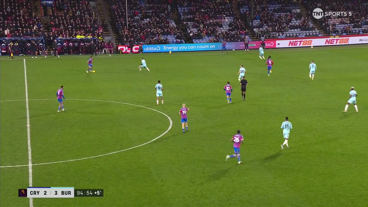 Martin Dúbravka with a HUGE save in the last minute to secure all three points for Burnley 🥵 📺 TNT Sports &amp; discovery+ UK