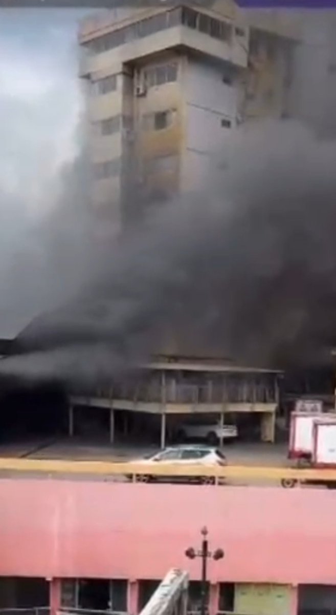 #URGENTE | En #Guayaquil, se reportó el colapso del edificio que se incendió en las calles Cuenca y Eloy Alfaro. El inmueble finalmente se desplomó tras el avance de las llamas y los daños estructurales provocados por las llamas. Más noticias en