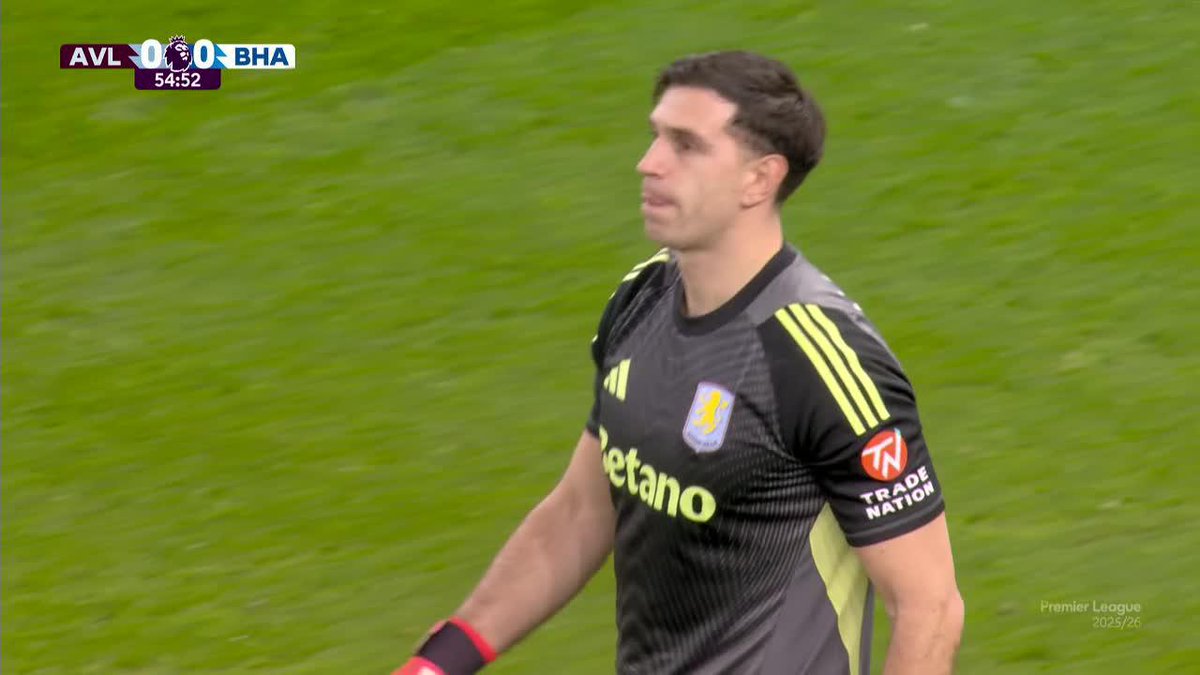 "Dibu Martínez" Por esta impresionante, descomunal y sensacional atajada que hizo en la victoria del Aston Villa por 1-0 ante el Brighton por la Premier League.