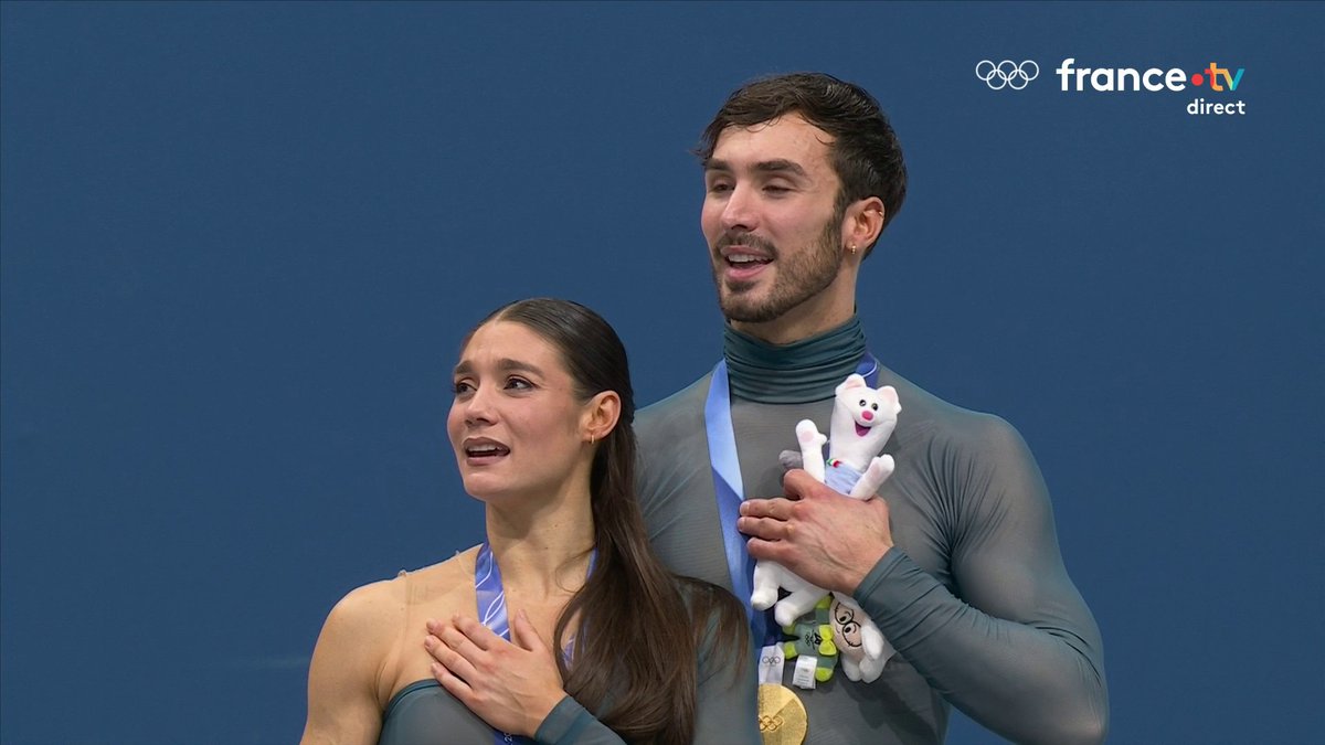 🇫🇷🥇⛸️ EN IMAGES | ​La Marseillaise pour Guillaume Cizeron et Laurence Fournier Beaudry.