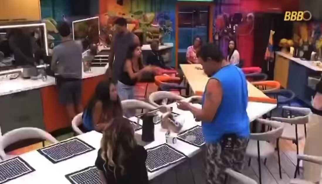 🚨REPUGNANTE | Babu acaba de intimidar Gabi e pergunta se ela queria “sair na porrada” com ele. Babu recentemente insinuou que iria picotar o cabelo de Jordana, xingou a Gabriela de retardada, etc… porém mesmo assim segue sendo defendido por milhares de mulheres na web.