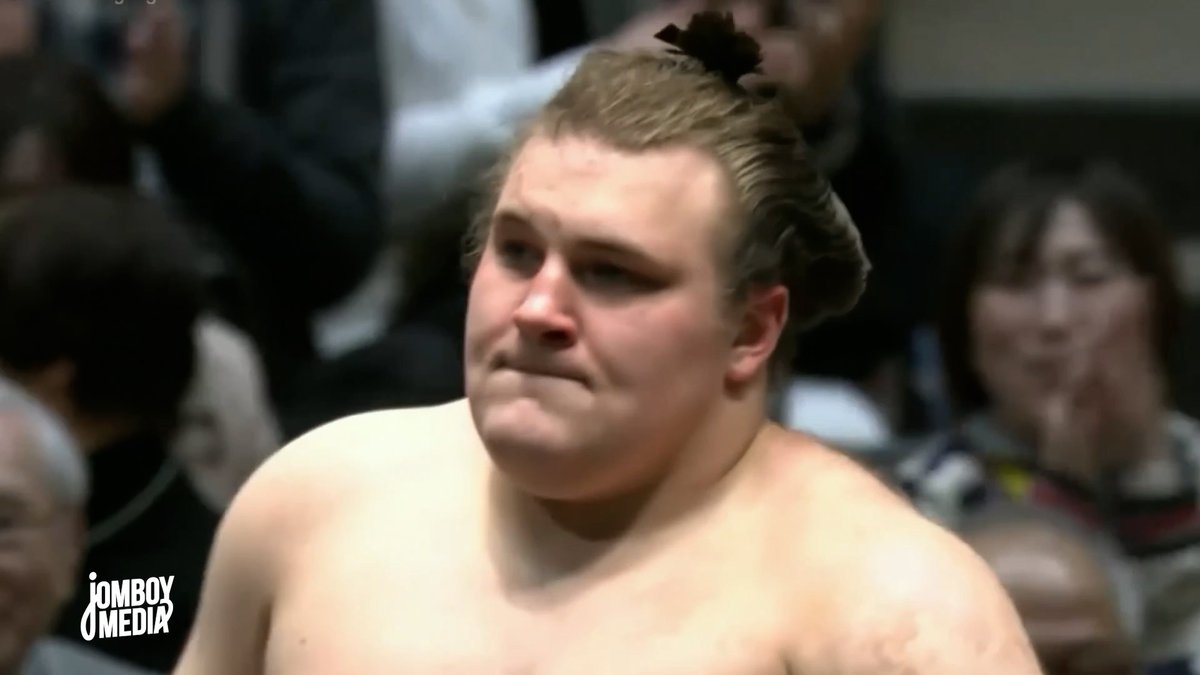 Sumo wrestling match ends quickly