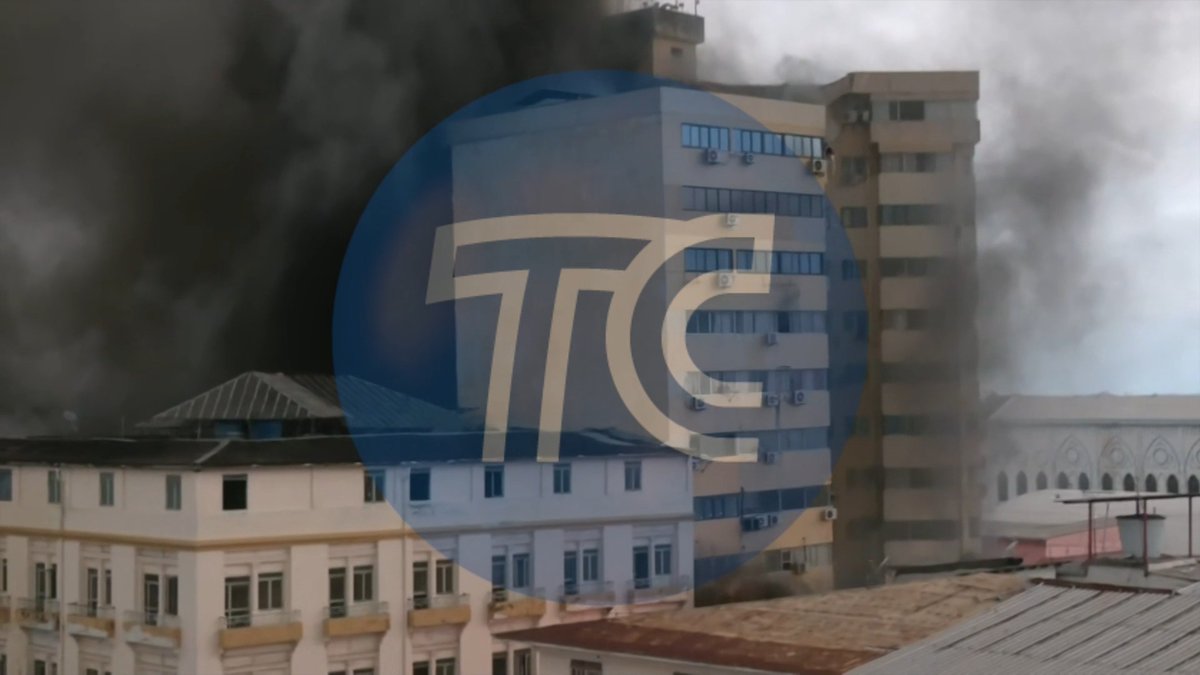 #URGENTE | Un segundo edificio colapsó en las calles Cuenca y Eloy Alfaro de #Guayaquil. Más noticias en