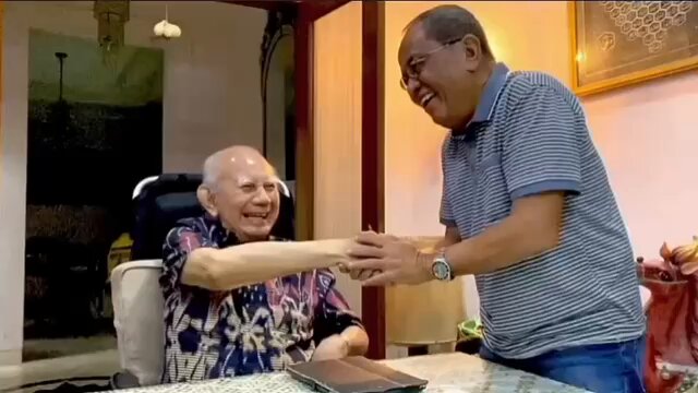 Silakan simak pesan Prof. Emil Salim untuk perbaik bangsa ke depan. Diusia 95 tahun, kami berdiskusi serius tapi santai dengan Prof. Dr. Emil Salim. Beliau masih sangat sistimatis dan komprehensif dalam berpikir utk kemajuan bangsa.