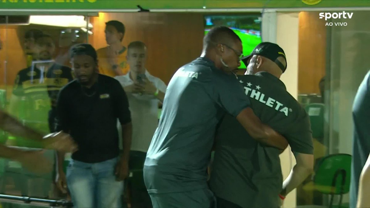 Rafael Guanaes, técnico do Mirassol, ficou revoltado com a arbitragem após o empate com o Cruzeiro e precisou ser contido. Reinaldo chegou a pedir para soltar o treinador. 🎥 Premiere | ge