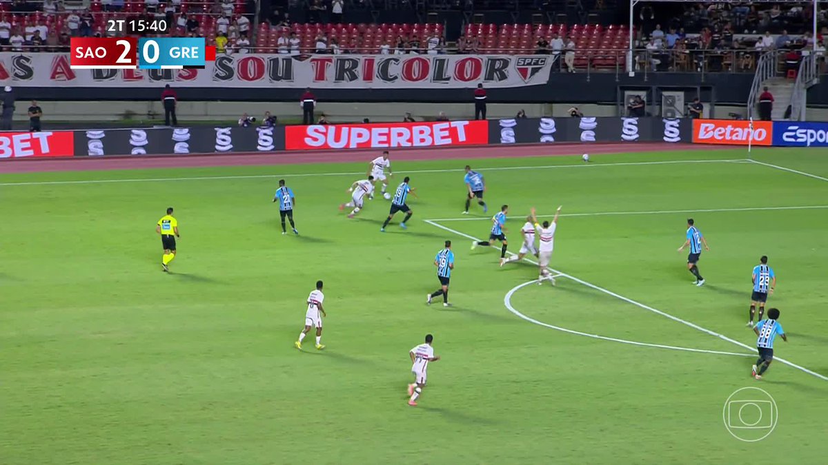 O segundo pênalti marcado para o São Paulo contra o Grêmio. 🎥 TV Globo 📺 | ge