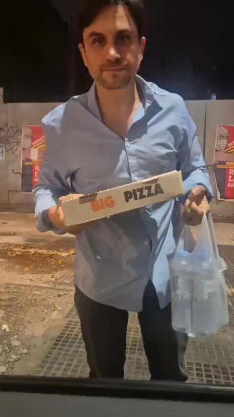 ELLOS TIRAN PIEDRAS, NOSOTROS AGRADECEMOS. Antes de volver a casa, pasé por el Congreso a llevarles algo de comida a nuestros oficiales. Un pequeño gesto simbólico para decirles GRACIAS por poner el cuerpo y defender el orden hoy. No están solos. La gente de bien los banca.