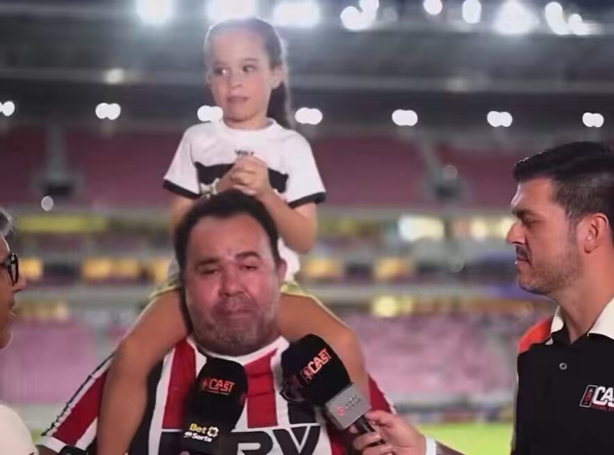 Não sei o que é melhor nesse vídeo: o clubismo da torcedora, a cara de orgulho do pai ou o desespero do repórter com o palavrão kkkkkkkkkkkkkkkkkkk