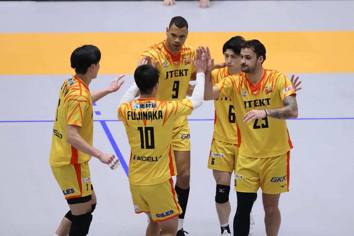 CIRCUS MODE ACTIVATED 🎪 TJ Defalco 🇺🇸 sets it from OUTSIDE the antenna, bending the angle back in play… and Stephen Boyer 🇫🇷 finishes with an almost slide💥🤾♂️ Pure awareness and chemistry ✨ 🏐 #Volleyball #SVLEAGUE