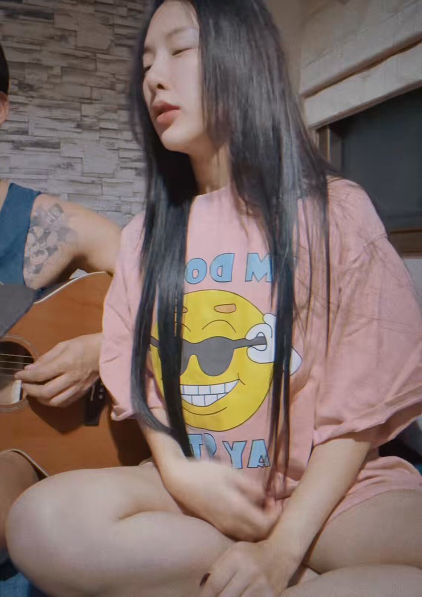 我們愛愛完後 他彈吉他 我清唱🎵 一個開推特音訊空間 一個開直播跟觀眾互動 最後是我喜歡的親親+抱抱睡🤗 漢生 Hanson ❤️ 謝謝陪我度過在台北孤單夜晚的人。
