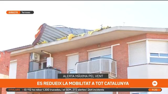 "Els veïns m'han avisat que no obrís les finestres perquè havia caigut el teulat." La teulada d'un edifici del barri de les Arenes de Terrassa s'ha aixecat pel vent i el revestiment de l'aïllant ha sortit volant. Ho explica Ferran Moreno #Matins3Cat