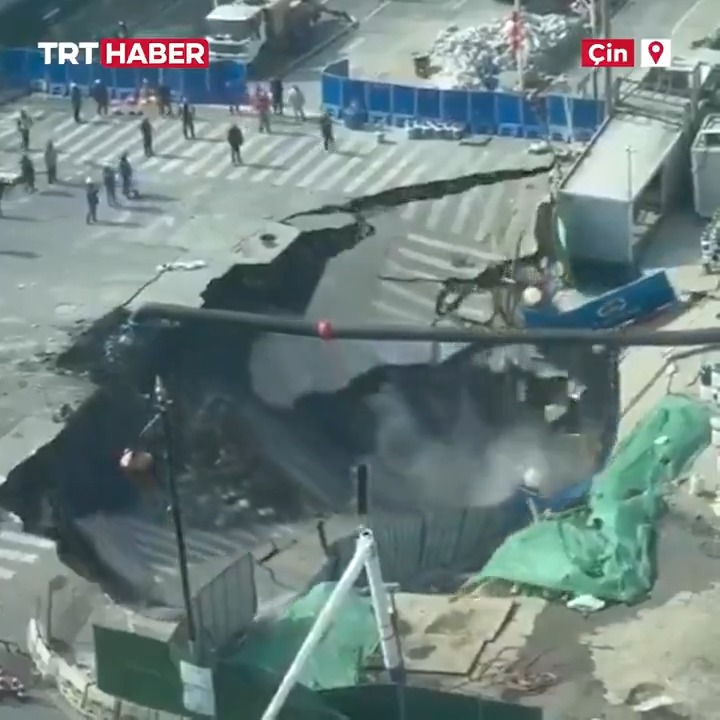 🔴 Çin'de bir otoyolun çökmesi sonucu dev çukur oluştu.