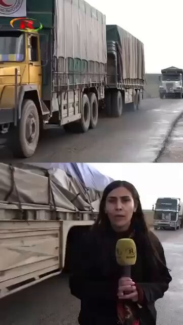 قافلة مساعدات من شمال كوردستان تدخل مدينة كوباني المحاصرة بغرب كوردستان بشرط وضع لافتات الهلال الاحمر العربي السوري على القوافل..لتمويه وتلميع صورة هذه السلطة . شايفين درجة الانحطاط والإفلاس الاخلاقي..!!