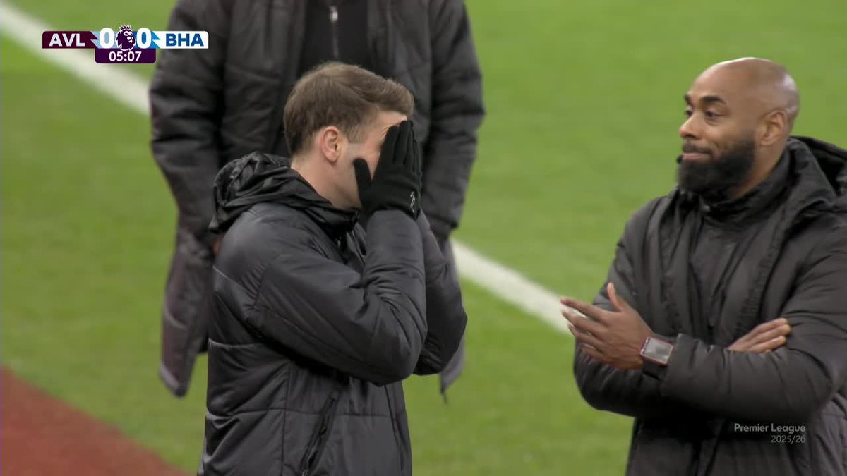 Joël Veltman del Brighton sacó ¡DOS LATERALES MAL! en solo cinco minutos de partido ayer vs Aston Villa. La cara del DT lo dice todo. Premier League, eh… 😳‼️