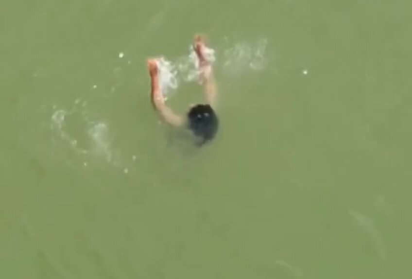 Valentine weekend in Mau, UP: Girlfriend, upset with boyfriend, jumped into the icy Saryu River. The freezing water k!lled her courage for su!cide—she started swimming out instead. Boatmen spotted her struggling, rowed over &amp; rescued her safely!