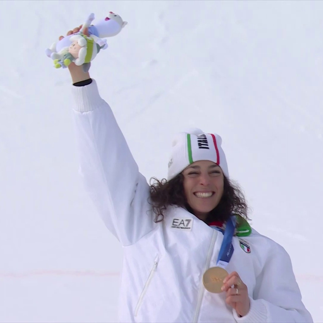 Federica Brignone. Wearing her gold medal. Belting out the Italian national anthem. After spending 10 months out with a broken leg. 🗣️🇮🇹 Name a better moment of the Olympic Games so far 🤩