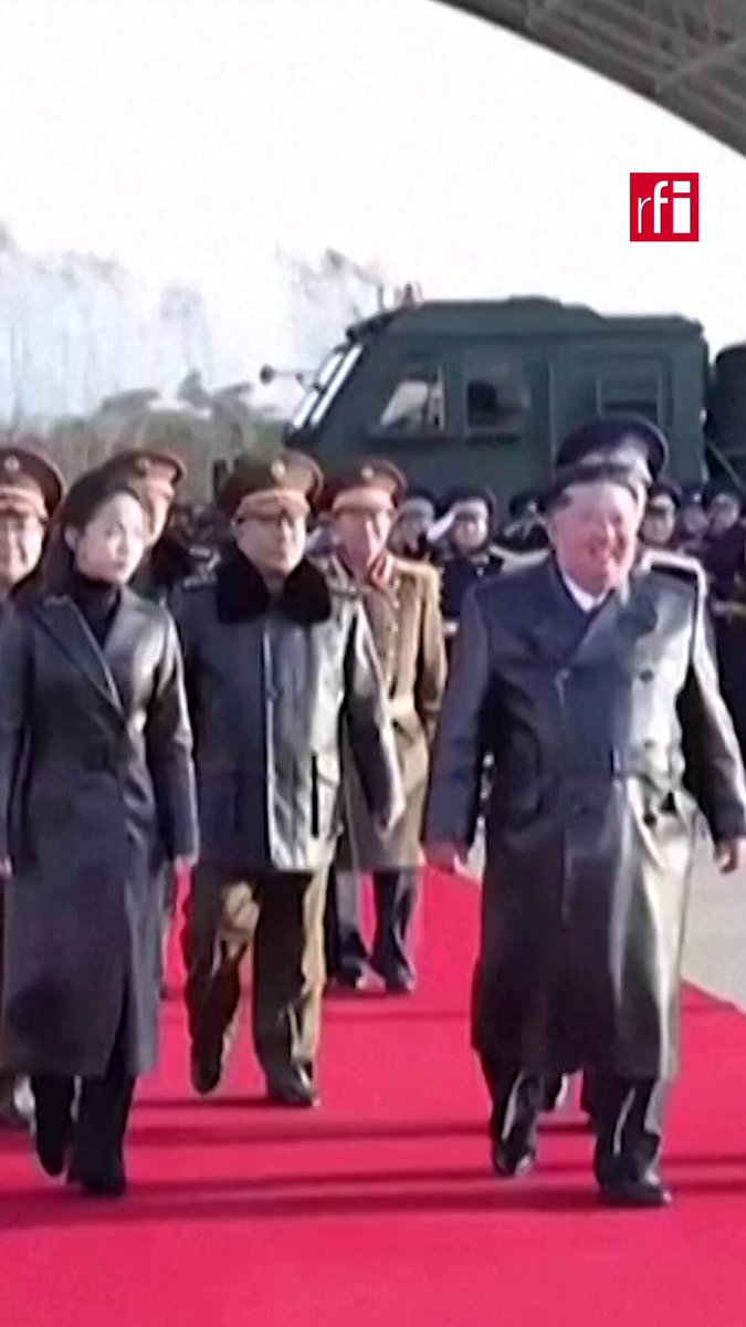 韩国国会议员周四（2月12日）在听取国家情报院简报后表示，金正恩似乎正在加紧为女儿成为接班人铺路，并且已有迹象显示她正在就政策事务提供意见。因为近期她在朝鲜官方媒体中的曝光度显著增加，并且她多次陪同父亲进行“现场指导”，包括视察武器项目。分析人士因此推测，她可能正被培养为朝鲜第四代领导人。