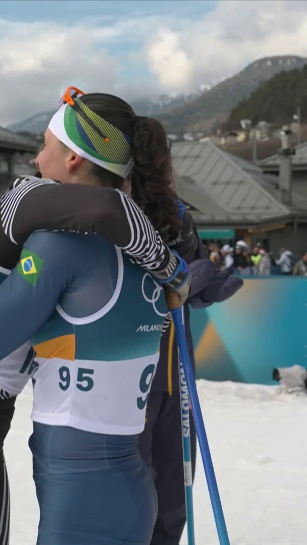 😍 EL GESTO 𝗠𝗔́𝗦 𝗗𝗘𝗣𝗢𝗥𝗧𝗜𝗩𝗢 DE ESTOS JUEGOS La mexicana Regina Martinez Lorenzo, que llegó once minutos más tarde a la meta, fue recibida por las tres medallistas de la prueba #MilanoCortina2026