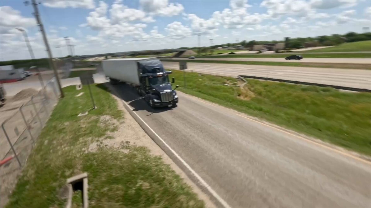 NEWS: Aurora’s driverless trucks can now run longer than humans drivers are legally allowed. The company said the latest software update to its driverless hardware suite will enable its trucks to drive nonstop from Phoenix to Fort Worth. That trip is roughly 1,000 miles long and takes 15 hours to complete. By contrast, a human driver would legally have to take a 30 minute break after 11 hours of driving. The company currently has five autonomous trucks carrying cargo without safety monitors between Dallas, Houston, Fort Worth and El Paso, Texas. By the end of 2026, the startup expects to have over 200 driverless trucks in operation. Their trucks use lidar, radar, and cameras. via InsideEVs