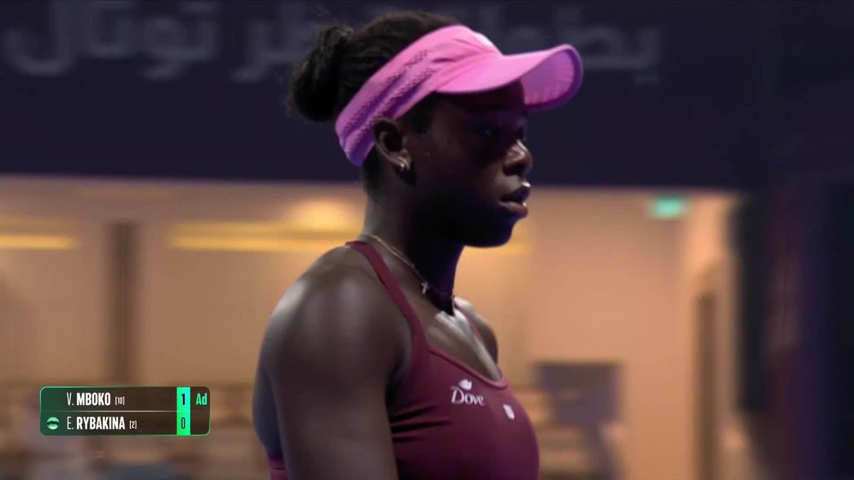 Victoria Mboko hits a fantastic passing shot against Elena Rybakina in Doha. Great movement. What a talent she is. 🇨🇦