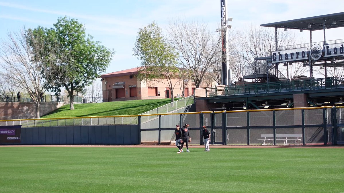 Jung Hoo Lee taking fly balls in right field this morning: