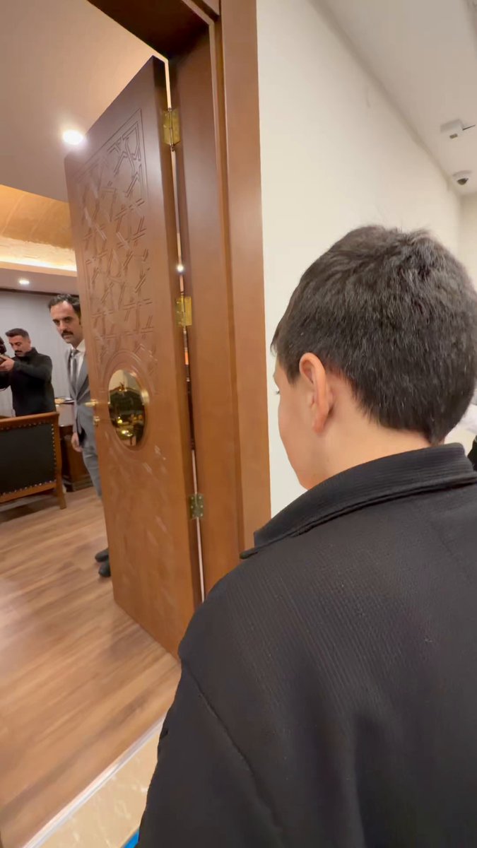 Bugün doğum günüm vesilesiyle, akşam saatlerinde Yunus Büyükkuşoğlu İmam Hatip Ortaokulu 7’nci sınıfta okuyan 4 öğrenci kardeşim bana unutamayacağım bir sürpriz yaptılar. O masum heyecanları, gözlerindeki samimiyet ve kalplerindeki sevgi. Alınabilecek en kıymetli hediye buydu. Bu güzel yürekli evlatlarımızın varlığı, geleceğe dair umudumuzu daha da güçlendiriyor.