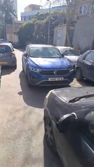 من العاصمة #الجزائر: امرأة أغلقت الطريق أمام المارة و ذهبت للتسوق تاركة الطريق خلفها مزدحما بالسيارات ... رسالة للمعنية: القانون فوق الجميع يا سيدتي لا يحق لك مخالفة القانون و التصرف كما يحلو لك، الناس لسوا في غابة.