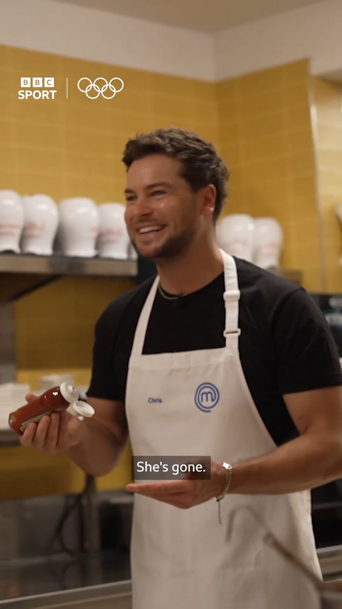 🇮🇹 “Don’t break my heart!” 💔 Italian chefs just don’t tolerate some things… Celebrity MasterChef semi-finalist Chris Hughes tried putting a twist on a carbonara in Milan during #MilanoCortina2026 🤌
