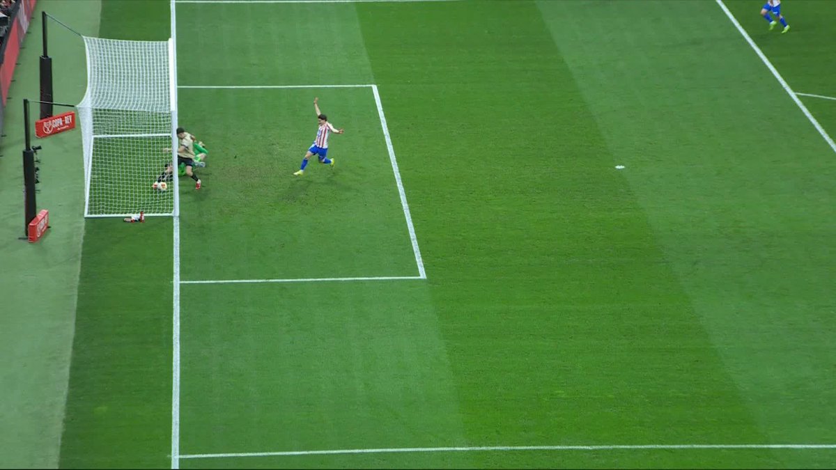 A HORRIFIC own goal 🤯 Atlético Madrid take an early lead after a HUGE error from Joan García 😬