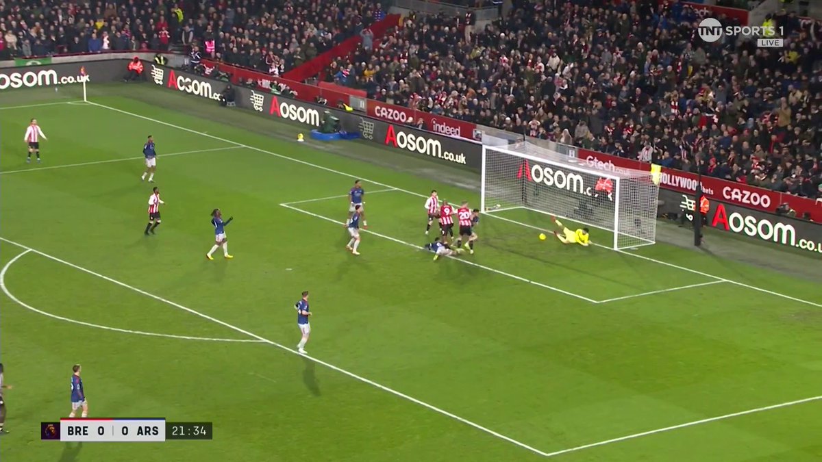 David Raya with an incredible save to deny Brentford an opener 😲 TNT Sports &amp; discovery+ UK