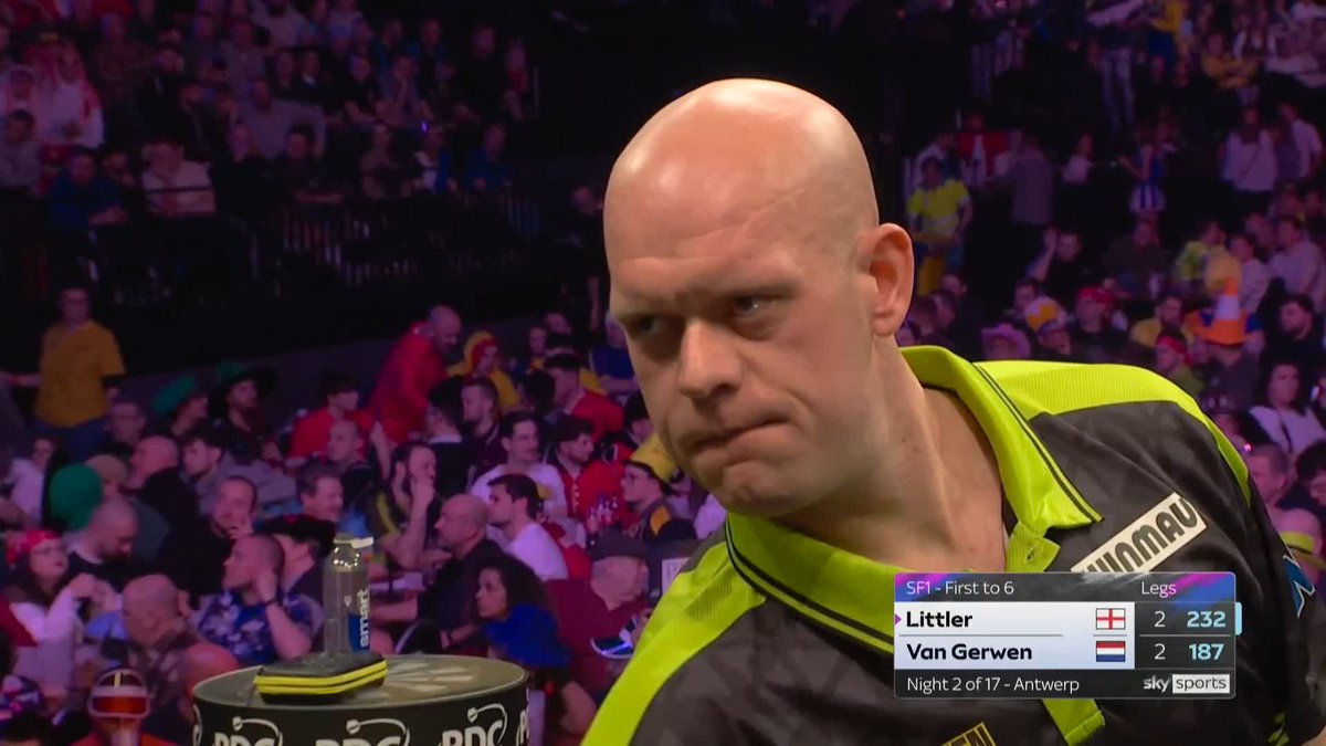 10-DARTER FROM VAN GERWEN! Luke Littler misses the bullseye for the big fish, as Van Gerwen then wraps up a ten-darter to break. Some standard this 🙌