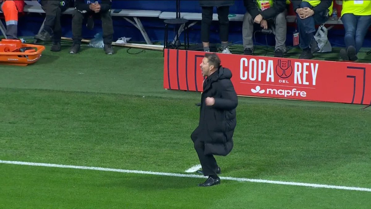 Diego Simeone’s celebration as Atletico Madrid go 3-0 up against Barcelona in the Copa del Rey semi-final 👏🤣🤣🤣