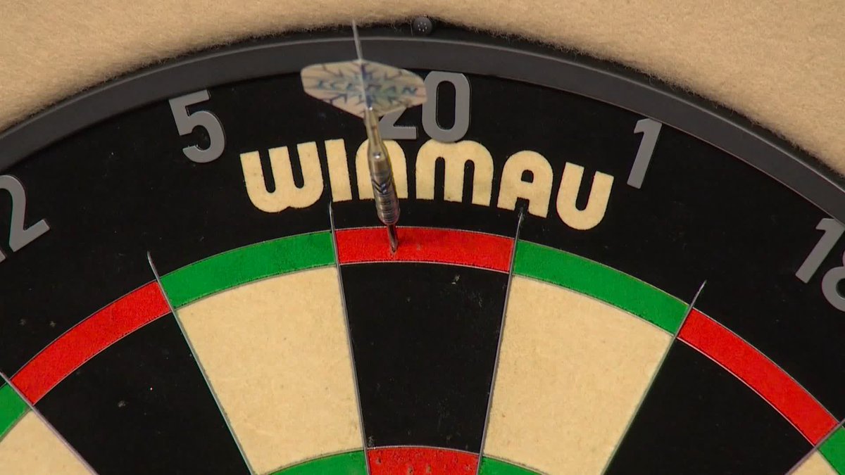 AN IMPORTANT BREAK! Gerwyn Price capitalises on three missed darts at double from Jonny Clayton, as The Iceman pins tops with his first dart and leads 4-3! 📺 #PLDarts | SF2