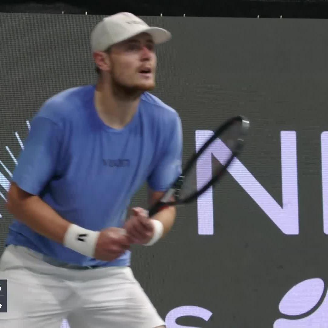 A run that's getting everyone talking 🗣️ World No. 181 Jack Pinnington Jones defeats Spizzirri 7-6(5) 4-6 7-6(4) for his first ATP Tour QF in Dallas! #DALOpen