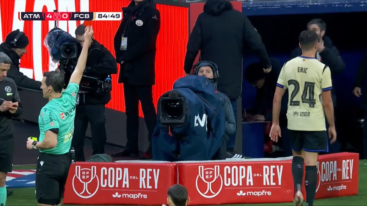 Barcelona are down to TEN 😬 Eric García's initial yellow card is upgraded to RED for a challenge on Álex Baena 🟥