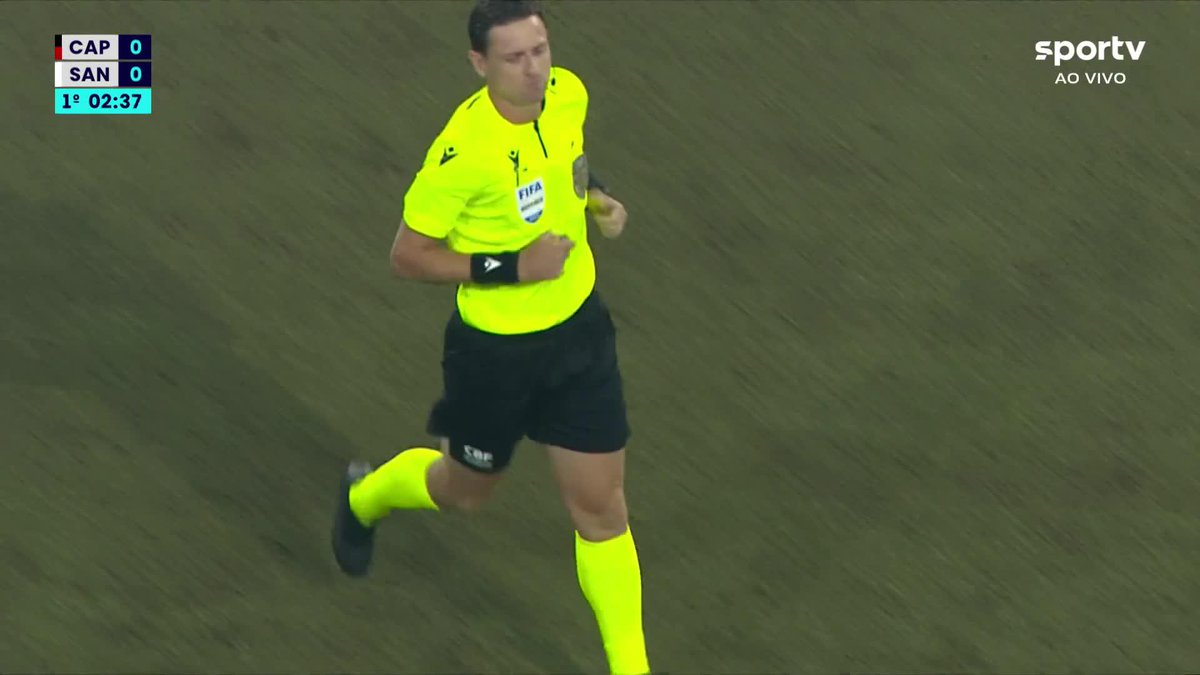 O pênalti cometido por Zé Ivaldo com 2 minutos de jogo em Athletico x Santos. Julimar bateu e fez 1 a 0 para o Furacão. 🎥 sportv | ge