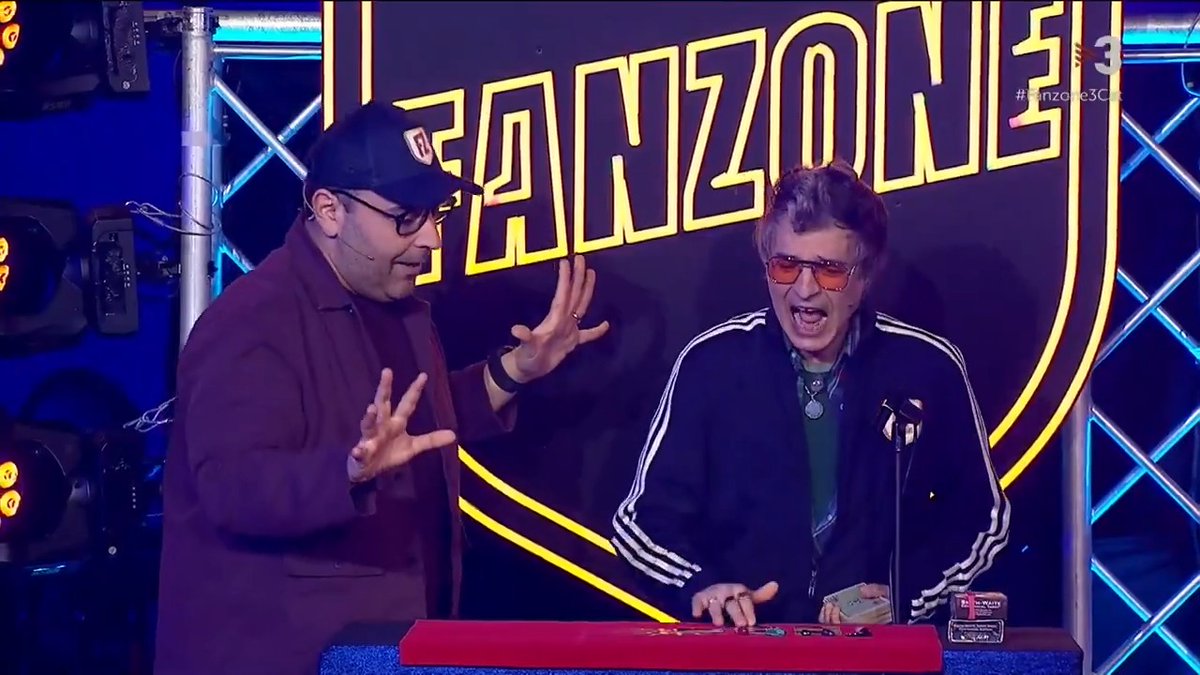 🔵🔴 Comença, des del Teatre Foment de Molins de Rei, la gran festa blaugrana, “Fanzone”, amb Gerard Romero i Javi Tarot que ens fa creure en la remuntada! #Fanzone3Cat ▶