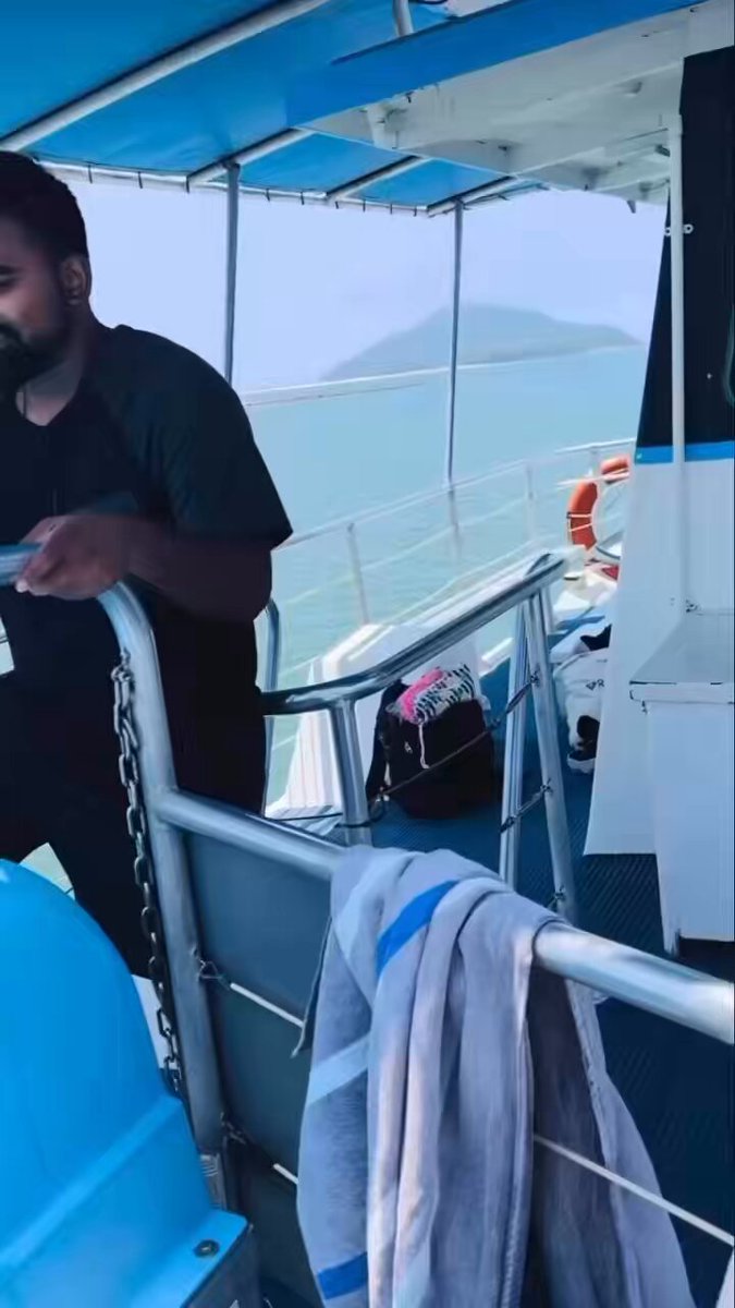 Rahul reckons he can swim 🤦‍♂️🤦‍♂️ This is en example of why so many Indians drown in Australia. #auspol
