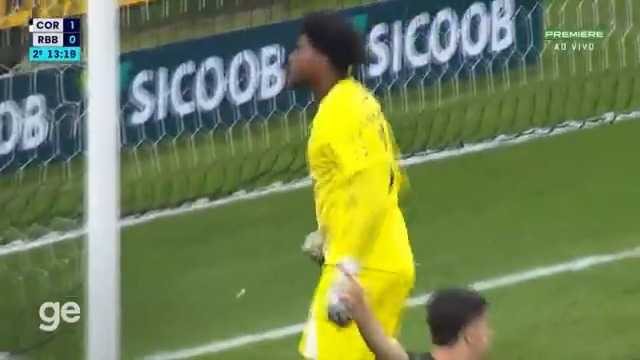 Mais um pênalti defendido por Hugo Souza pelo Corinthians. Desta vez, na cobrança de Isidro Pitta. 🎥 Premiere | ge
